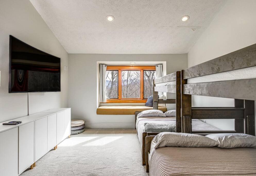 Lux Retro Getaway W/ Ober & Smoky Mtn Views! Villa Gatlinburg Bagian luar foto