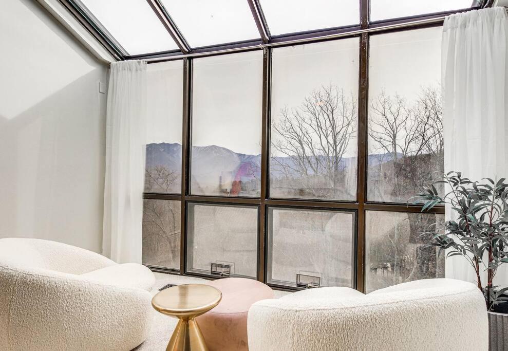 Lux Retro Getaway W/ Ober & Smoky Mtn Views! Villa Gatlinburg Bagian luar foto