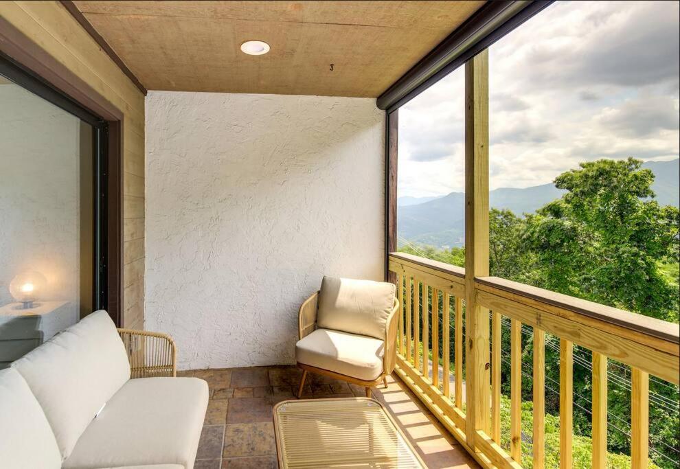Lux Retro Getaway W/ Ober & Smoky Mtn Views! Villa Gatlinburg Bagian luar foto