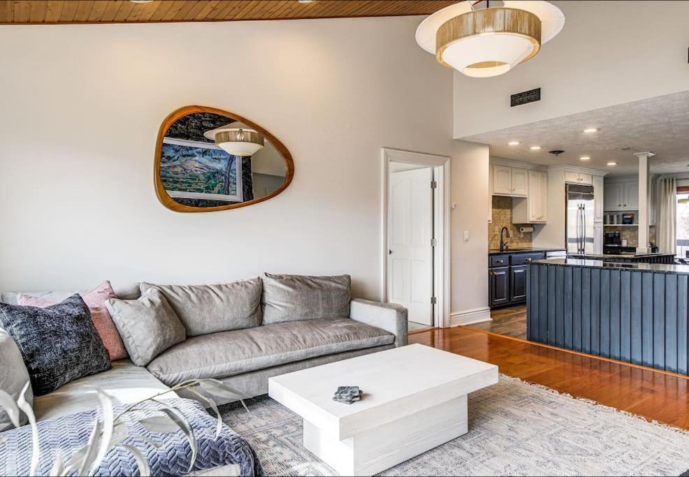 Lux Retro Getaway W/ Ober & Smoky Mtn Views! Villa Gatlinburg Bagian luar foto