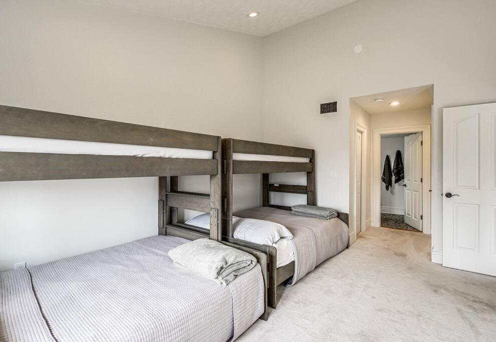 Lux Retro Getaway W/ Ober & Smoky Mtn Views! Villa Gatlinburg Bagian luar foto