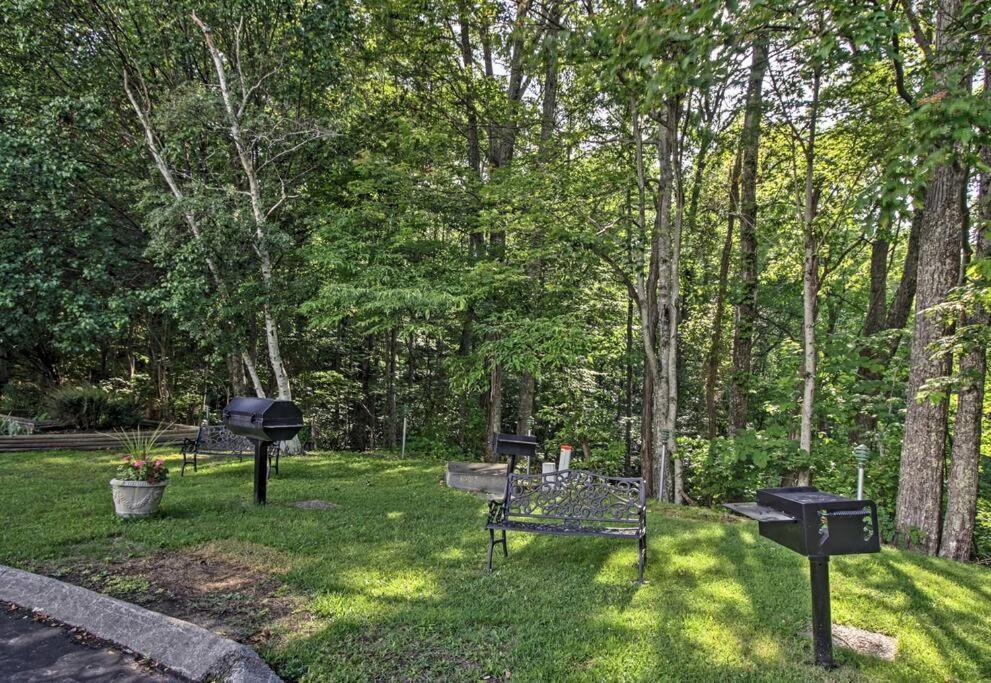 Lux Retro Getaway W/ Ober & Smoky Mtn Views! Villa Gatlinburg Bagian luar foto