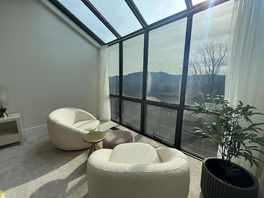 Lux Retro Getaway W/ Ober & Smoky Mtn Views! Villa Gatlinburg Bagian luar foto