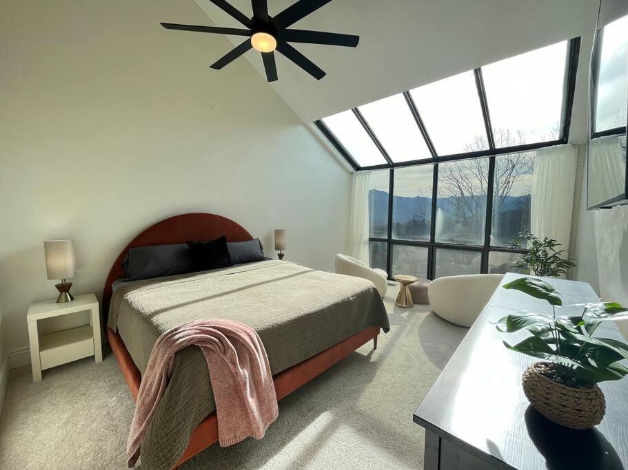 Lux Retro Getaway W/ Ober & Smoky Mtn Views! Villa Gatlinburg Bagian luar foto