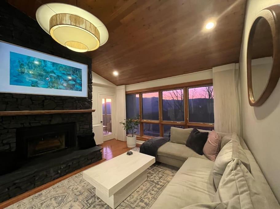 Lux Retro Getaway W/ Ober & Smoky Mtn Views! Villa Gatlinburg Bagian luar foto