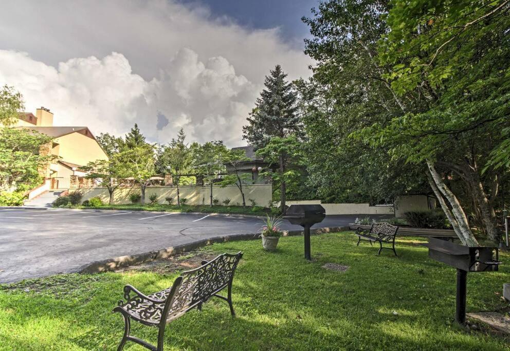 Lux Retro Getaway W/ Ober & Smoky Mtn Views! Villa Gatlinburg Bagian luar foto