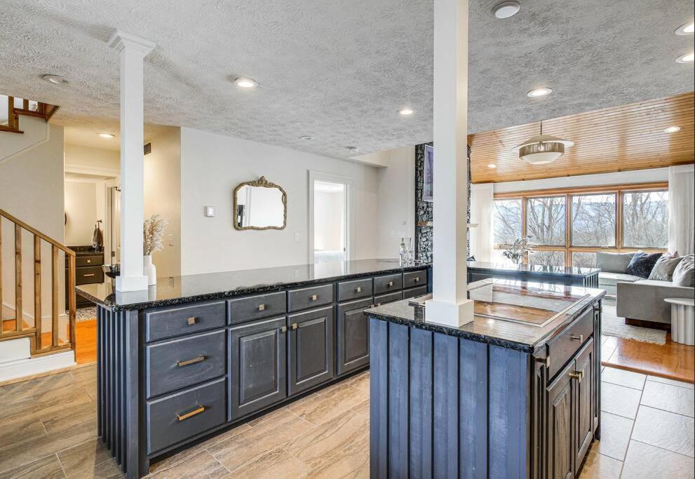 Lux Retro Getaway W/ Ober & Smoky Mtn Views! Villa Gatlinburg Bagian luar foto