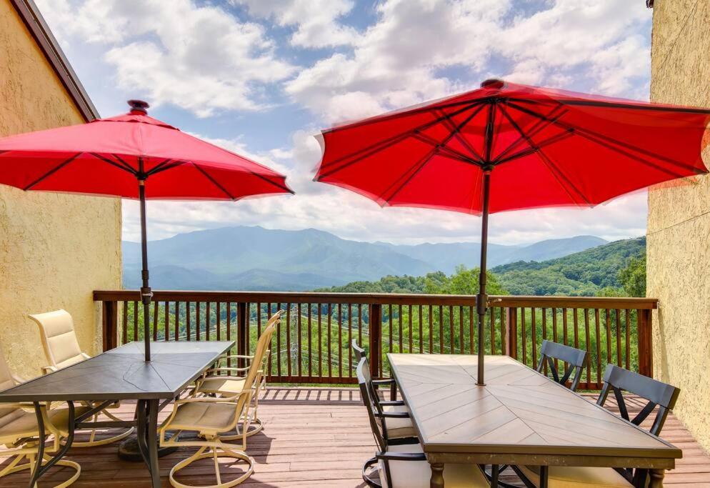 Lux Retro Getaway W/ Ober & Smoky Mtn Views! Villa Gatlinburg Bagian luar foto