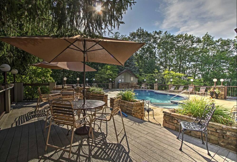Lux Retro Getaway W/ Ober & Smoky Mtn Views! Villa Gatlinburg Bagian luar foto