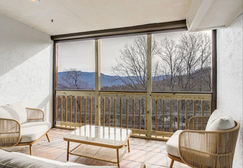 Lux Retro Getaway W/ Ober & Smoky Mtn Views! Villa Gatlinburg Bagian luar foto